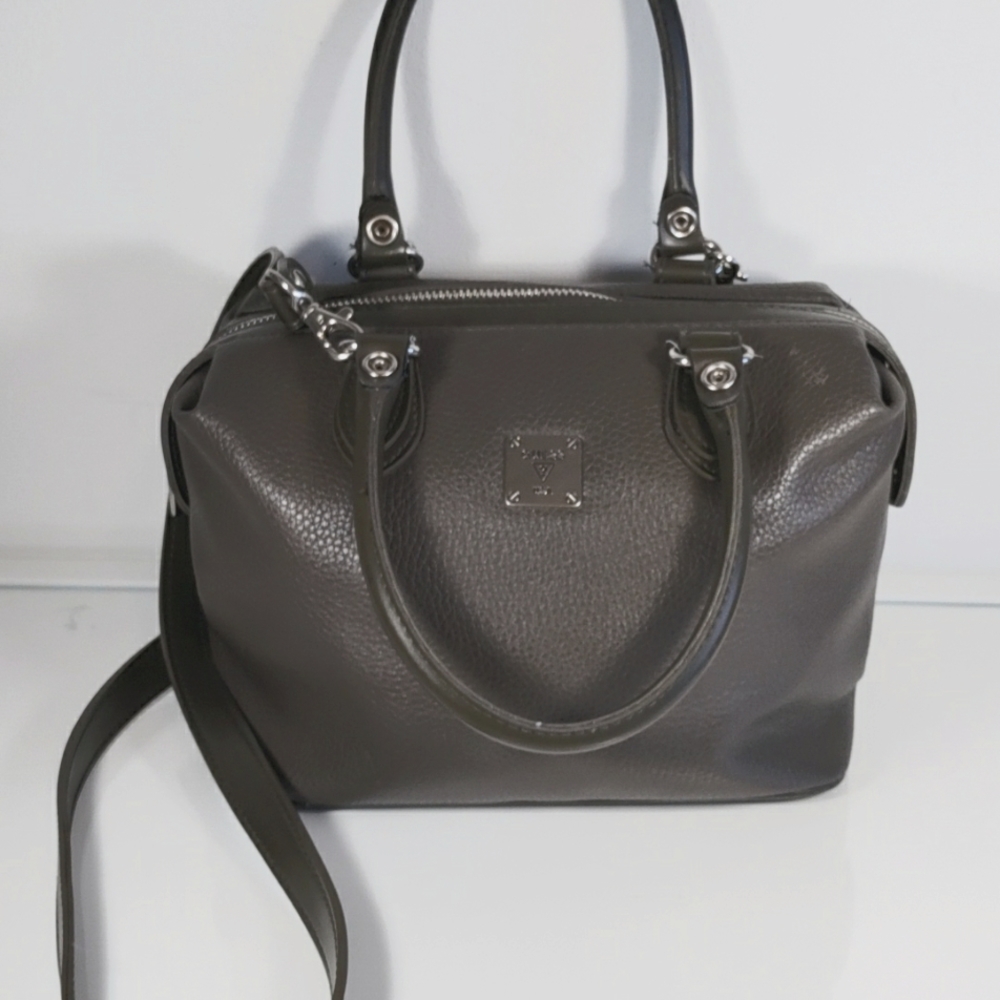Vintage Guess U.S.A. hand bag. "10 horizontal, "8 vertical